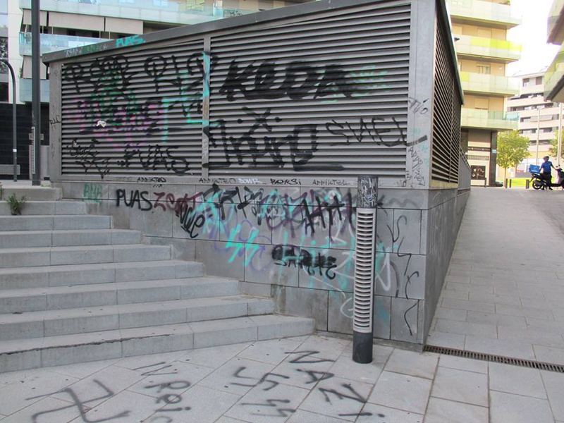 Degradació al carrer Joan Maragall de Cornellà de Llobregat