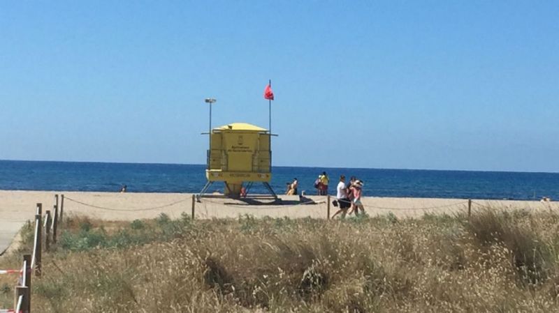 SUCCESSOS: Es manté la bandera vermella com a prevenció a la platja de la Pineda de Castelldefels per contaminació de l'aigua