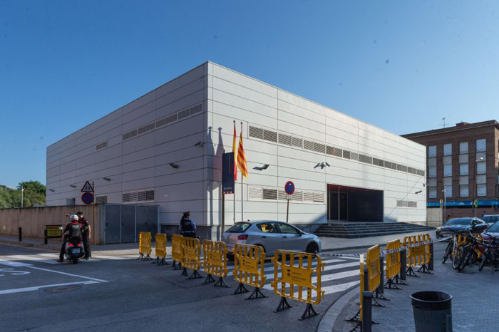 Imatge de la comissaria de Cornellà de Llobregat després del presumpte intent d'atemptat