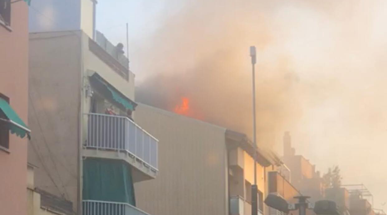  SUCCESSOS: Incendi en un habitatge a Castelldefels sense ferits