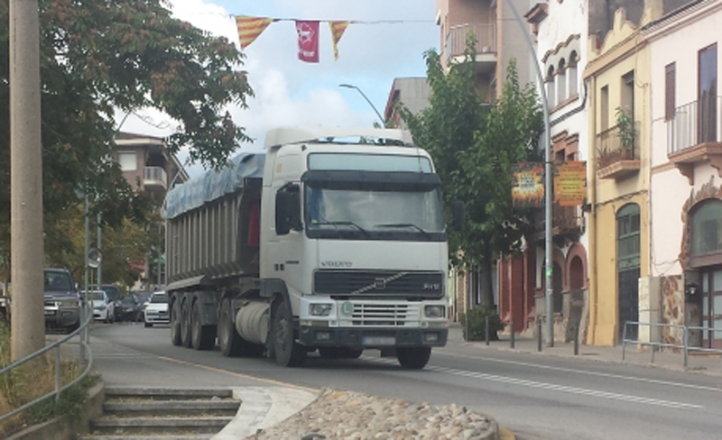 Vallirana pateix un important fluxe de camions en el seu municipi
