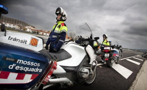 SUCCESSOS: Un accident d’un camió a l’A-2 a Sant Feliu de Llobregat provoca importants retencions