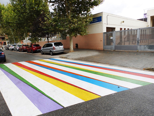 SOCIETAT: L’Ajuntament de Cornellà pinta els passos de vianants al voltant de les escoles amb colors vius