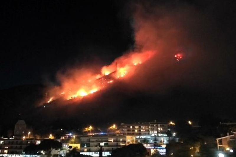 L'incendi va provocar talls de llum a 6.000 abonats de les urbanitzacions del Poal, Bellamar i el Baixador per garantir la seguretat en l'extinció