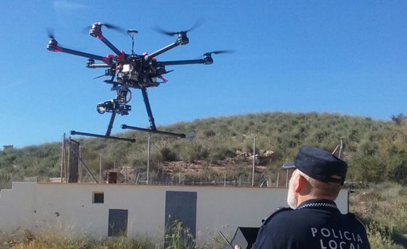 Tres agents de la Policia Local han seguit el curs oficial per poder pilotar a distància aquest dron