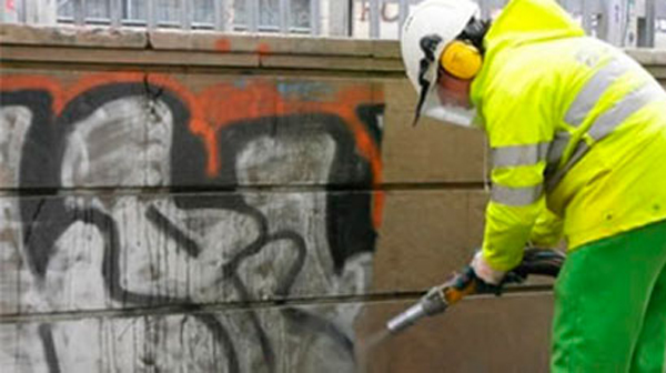 SOCIETAT: L'Ajuntament de Castelldefels ofereix a propietaris i comunitats un servei gratuït de neteja de pintades