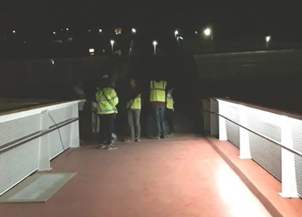 Proves lumíniques a la passarel·la de la Variant de Vallirana