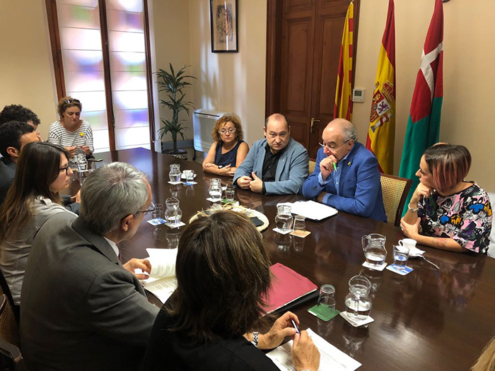 El conseller d'Ensenyament s'ha reunit amb l'alcalde i regidors de l'Ajuntament