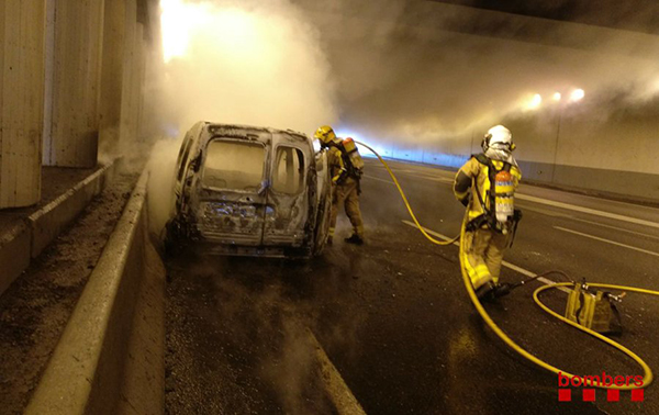 SUCCESSOS: Crema una furgoneta a la Ronda de Dalt (Esplugues de Llobregat)