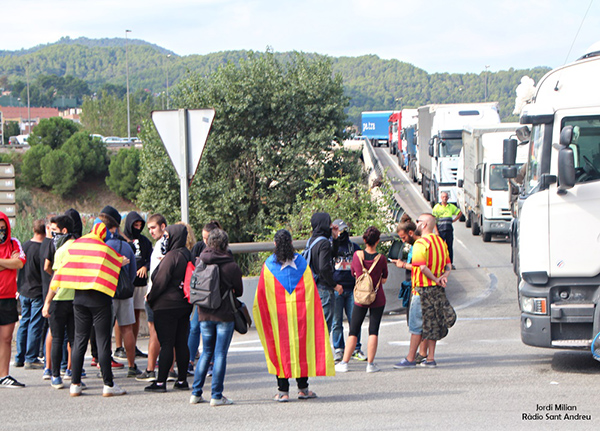 SOCIETAT: El CDR de Sant Andreu de la Barca talla la carretera B-225 amb l’autovia A-2