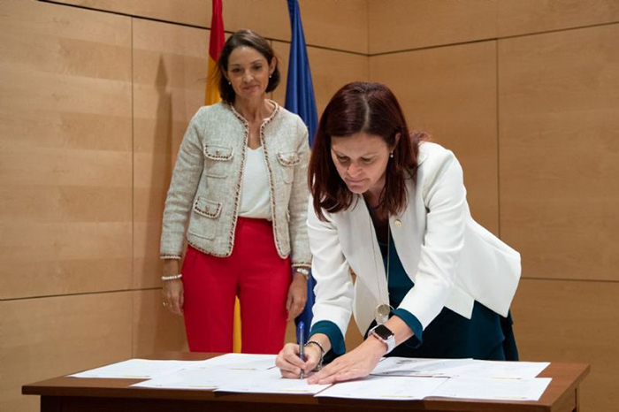 L'alcaldessa de Castelldefels, Maria Miranda, va signar l’adhesió de la ciutat a la Xarxa de Destinacions Turístiques Intel·ligents