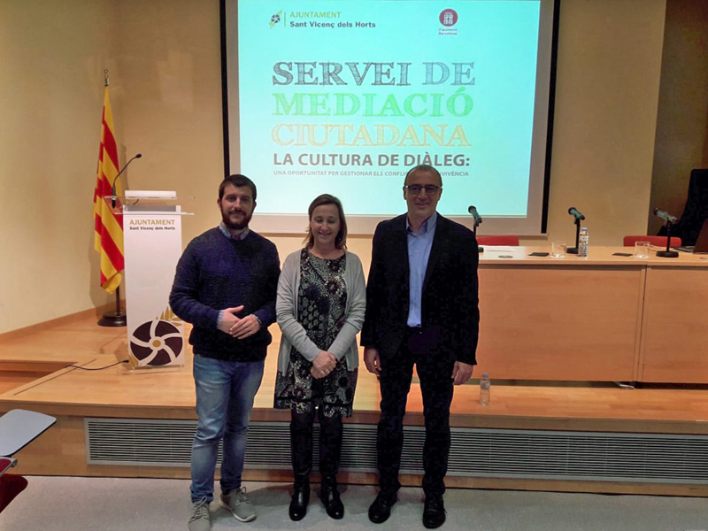 El diputat d'Igualtat i Ciutadania de la Diputació de Barcelona, Antoni Garcia, i l'alcaldessa de Sant Vicenç dels Horts, Maite Aymerich, van presentar el nou servei de mediació ciutadana