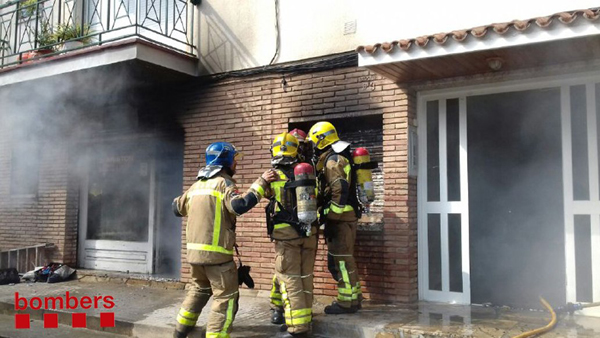 SUCCESSOS: Quatre intoxicats per fum en l’incendi d’un habitatge a Cornellà de Llobregat