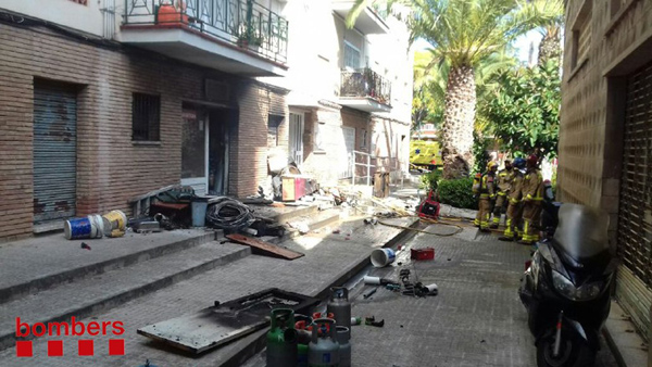 SUCCESSOS: Un incendi crema parcialment un local a Viladecans i obliga a desallotjar els veïns dels pisos superiors