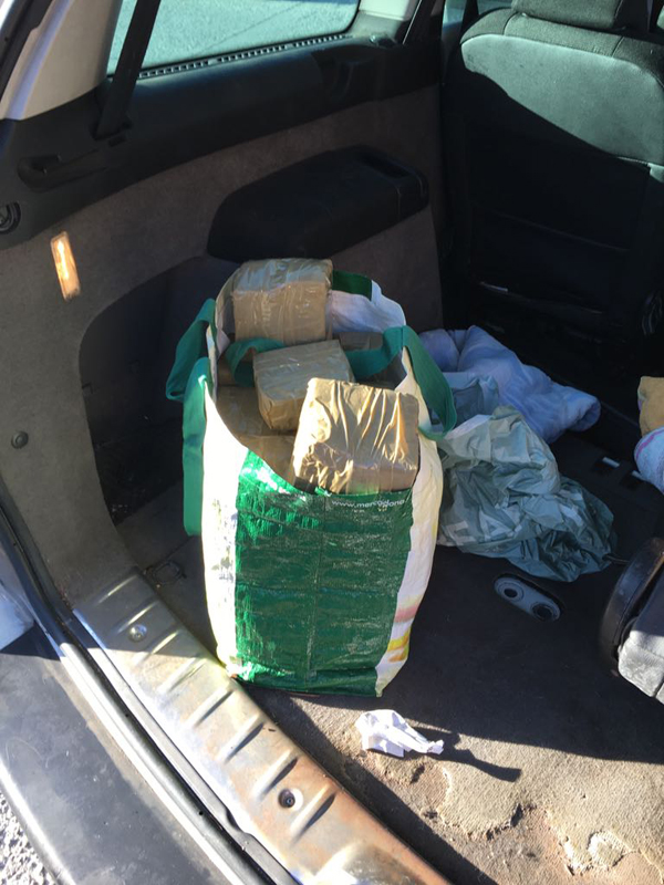  SUCCESSOS: La Policia Local de Vilanova enxampa dos pratencs que duien 20 quilos d’haixix al maleter del cotxe