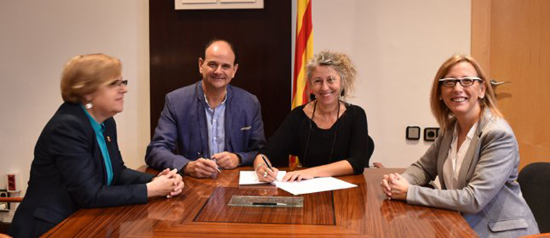 L'alcaldessa accidental de Sant Feliu, Lourdes Borrell, i l'alcalde de Sant Just, Josep Perpinyà, van realitzar la signatura de l'acord 