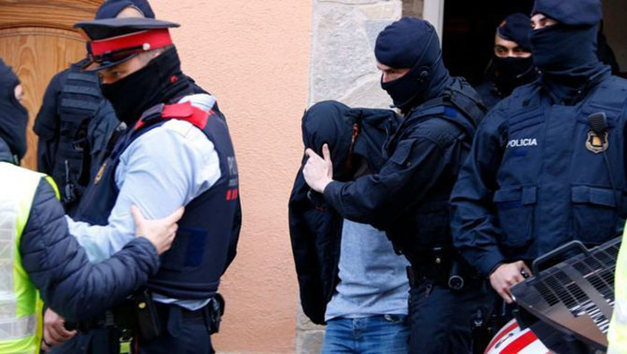 L'operatiu policial va permetre de detenir set persones, sis homes i una dona, de nacionalitat espanyola i d'edats compreses entre els 35 i els 70 anys