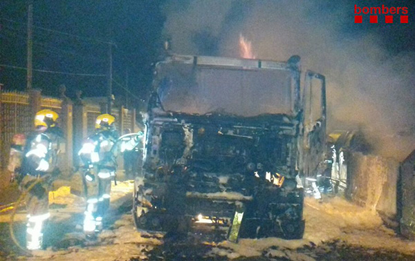 SUCCESSOS: Importants afectacions per un incendi en un camió d’escombraries a Sant Vicenç dels Horts