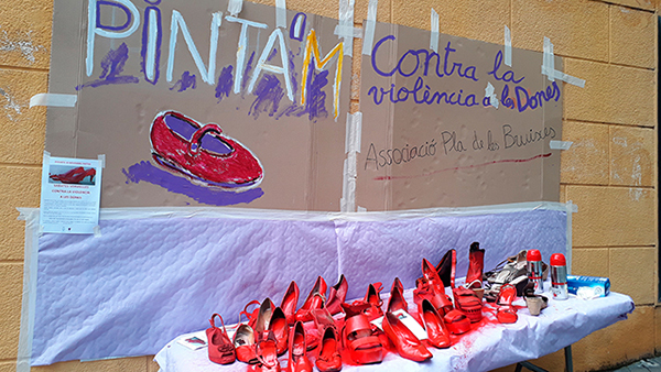 SOCIETAT: Torrelles pinta sabates de vermell contra les violències envers les dones