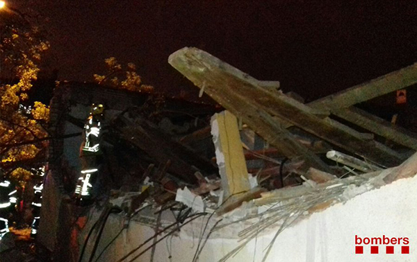 SUCCESSOS: S’esfondra una casa aïllada de planta baixa a Castelldefels
