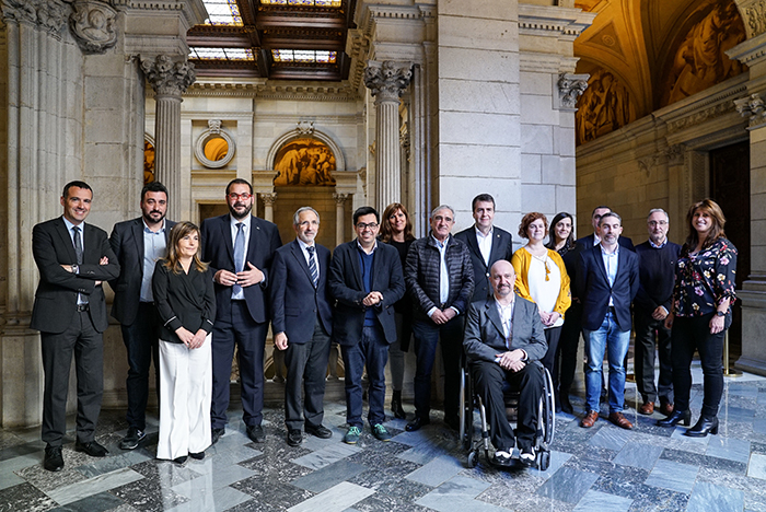 Imatge dels representants dels set municipis que formen la nova plataforma de contractació