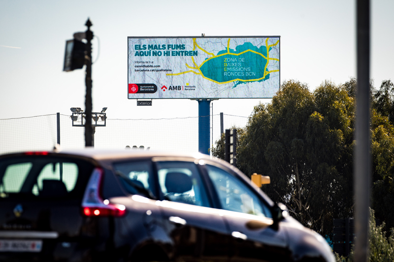 Primera campanya informativa conjunta per explicar als usuaris dels vehicles privats i, en general, a la ciutadania, l'entrada en funcionament, l'1 de desembre de 2017, de la zona de baixes emissions de l'àmbit Rondes de Barcelona 