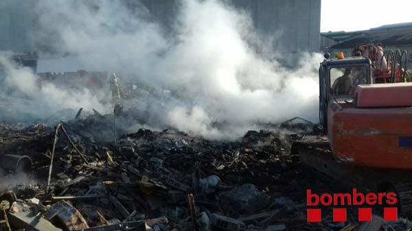 SUCCESSOS: Un foc crema a l’exterior d’una nau industrial a Gavà