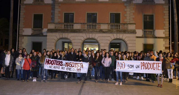 Manifestació contra l'obertura del restaurant Hooters a Castelldefels