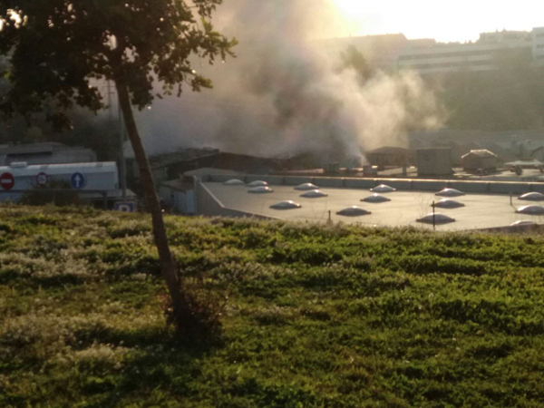 SUCCESSOS: Un incendi afecta tres naus del polígon Multindus de Sant Feliu de Llobregat