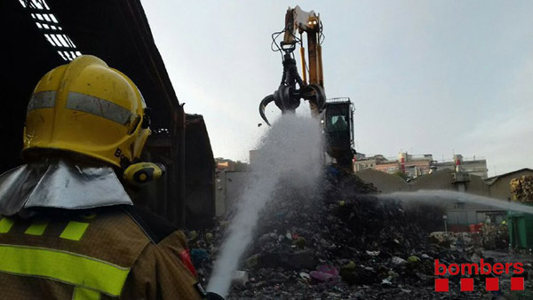 SUCCESSOS: Els Bombers continuen remullant l'incendi de la planta de recuperació de plàstic i cartró de Sant Feliu 