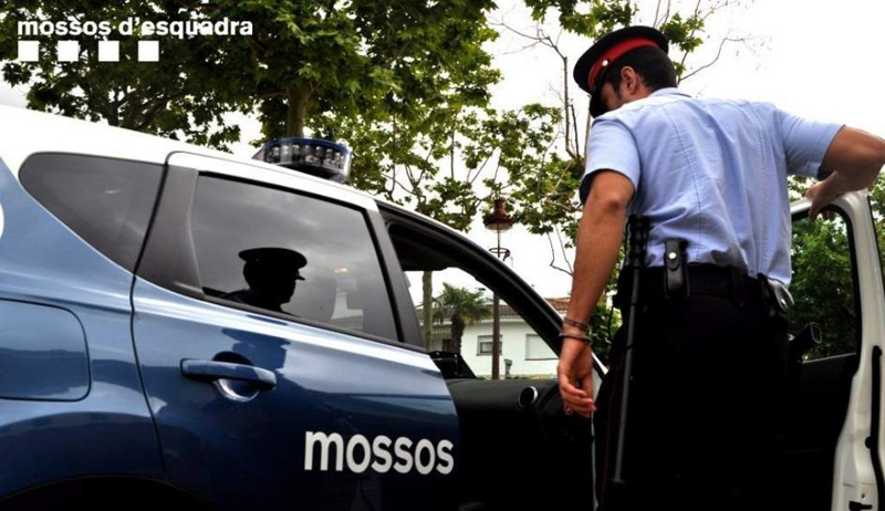 Els Mosssos d'Esquadra van detenir l'italià com a presumpte autor dels delictes d'estafa i falsificació de moneda
