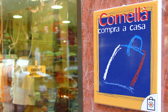 L'Ajuntament i l'associació Cornellà Compra a Casa han engegat una nova campanya de dinamització del comerç local amb l'objectiu de promoure la compra de proximitat