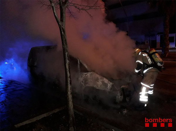 SUCCESSOS: Incendi d’una furgoneta a Gavà sense ferits