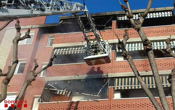 SUCCESSOS: Un home ferit en l’incendi del mobiliari d’una terrassa al Prat de Llobregat