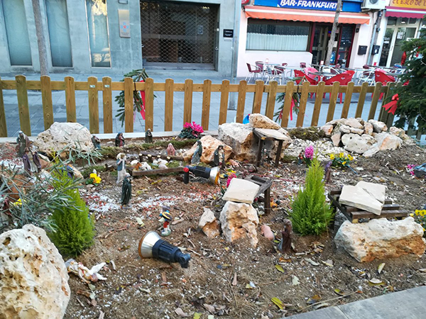 SUCCESSOS: El pessebre de la plaça Sant Jordi de Sant Vicenç dels Horts pateix destrosses