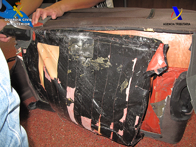 Els agents van descobrir un doble fons en l'equipatge en el qual s'ocultava una planxa amb heroïna