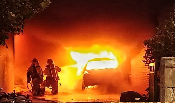 SUCCESSOS: Espectacular incendi d'un garatge a Castelldefels on cremen dues motocicletes i un cotxe