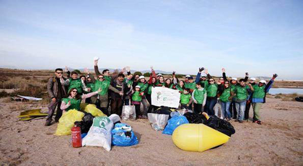 MEDI AMBIENT: El Voluntariat Verd de Cicloplast neteja l'Espai Natural del Delta del Llobregat