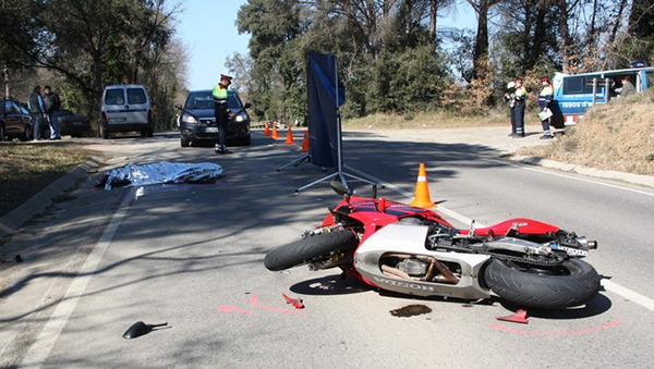  SUCCESSOS: Mor el conductor d'una motocicleta en xocar amb un cotxe a la B-24 a Cervelló