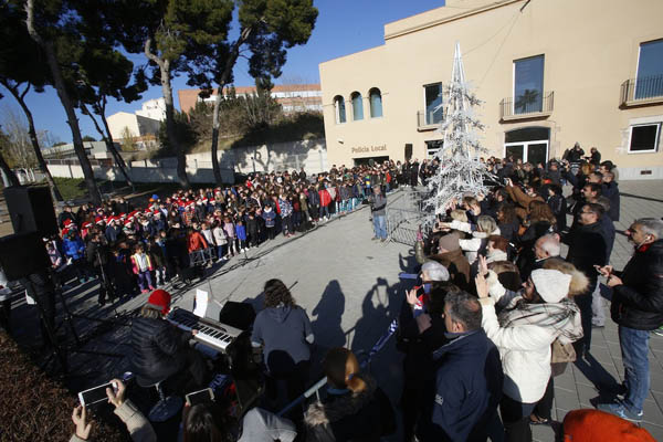  Uns 300 estudiants santjoanencs canten nadales