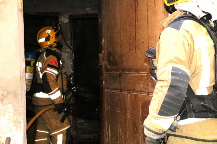 SUCCESSOS: Un home és traslladat a l’hospital per inhalació de fum en un incendi a Corbera de Llobregat