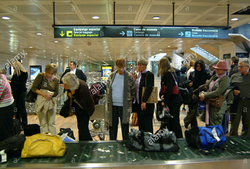 barcelona spain aeroport del prat baggage claim airport arrivals luggage AE6B67