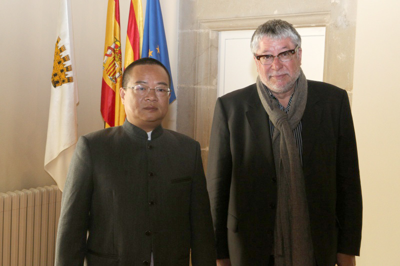 Chen Yansheng, president de l'RCD Espanyol, i Antonio Balmón, alcalde de Cornellà de Llobregat