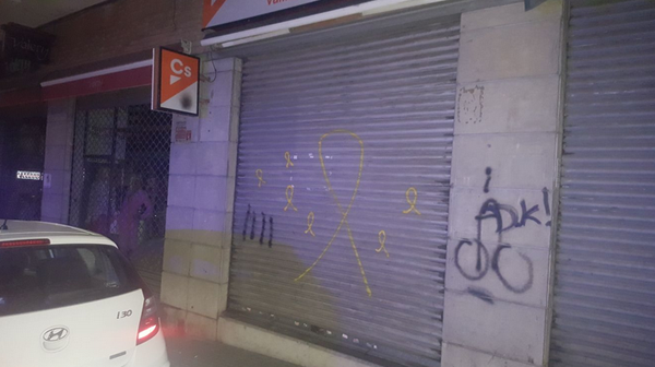 SUCCESSOS: Apareixen pintades a favor dels presos polítics independentistes a la seu de Ciutadans i mobiliari urbà de Vallirana 