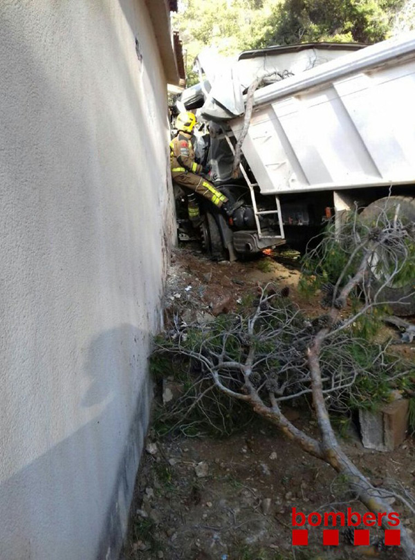  SUCCESSOS: Un home resulta ferit després de precipitar-se amb el seu camió per un terraplè a Corbera 