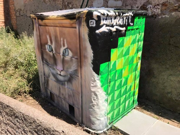 Abrera instal·la sis contenidors-refugi per a gats ferals
