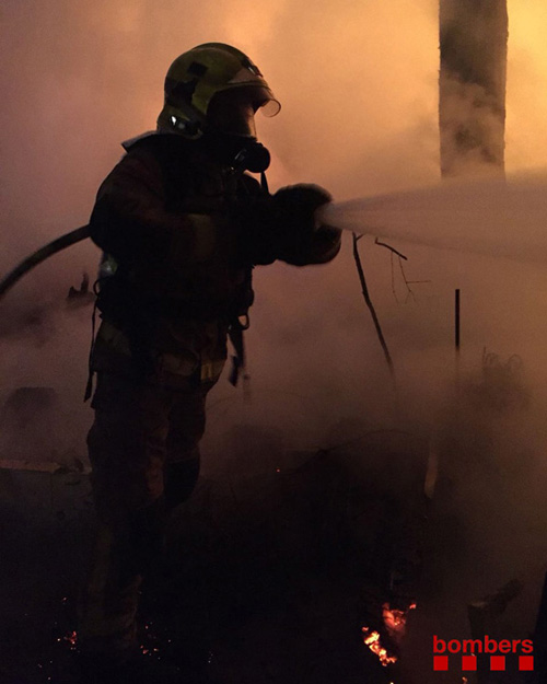 SUCCESSOS: Un home ferit en un incendi en un pis de Castelldefels