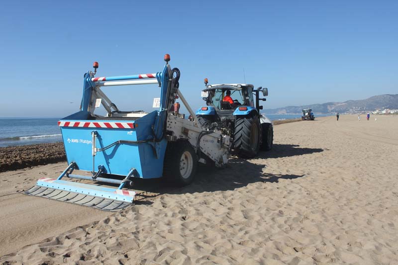 El llaurat de platges és l'operació que marca el tret de sortida de la temporada de bany