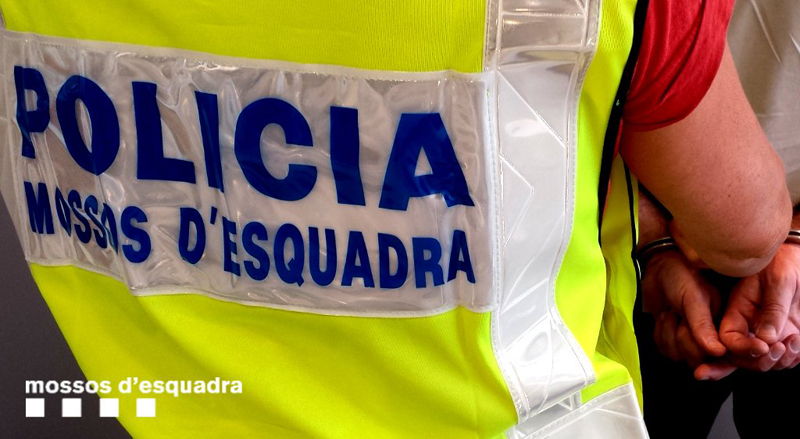 Plenament identificats, finalment van detenir dos dels investigats, el major d’edat i el menor marroquí, a Cornellà de Llobregat
