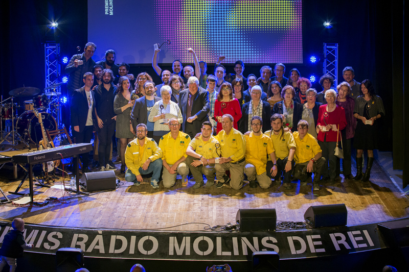 Foto de família dels guardonats als Premis Ràdio Molins de Rei